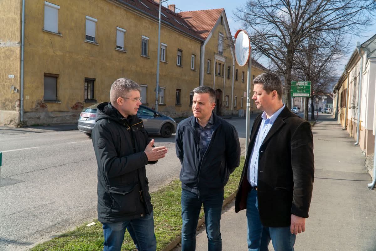 Kampányaszfalt Kőszegen: amikor két külön projektből csinálnak egy diadalmenetet