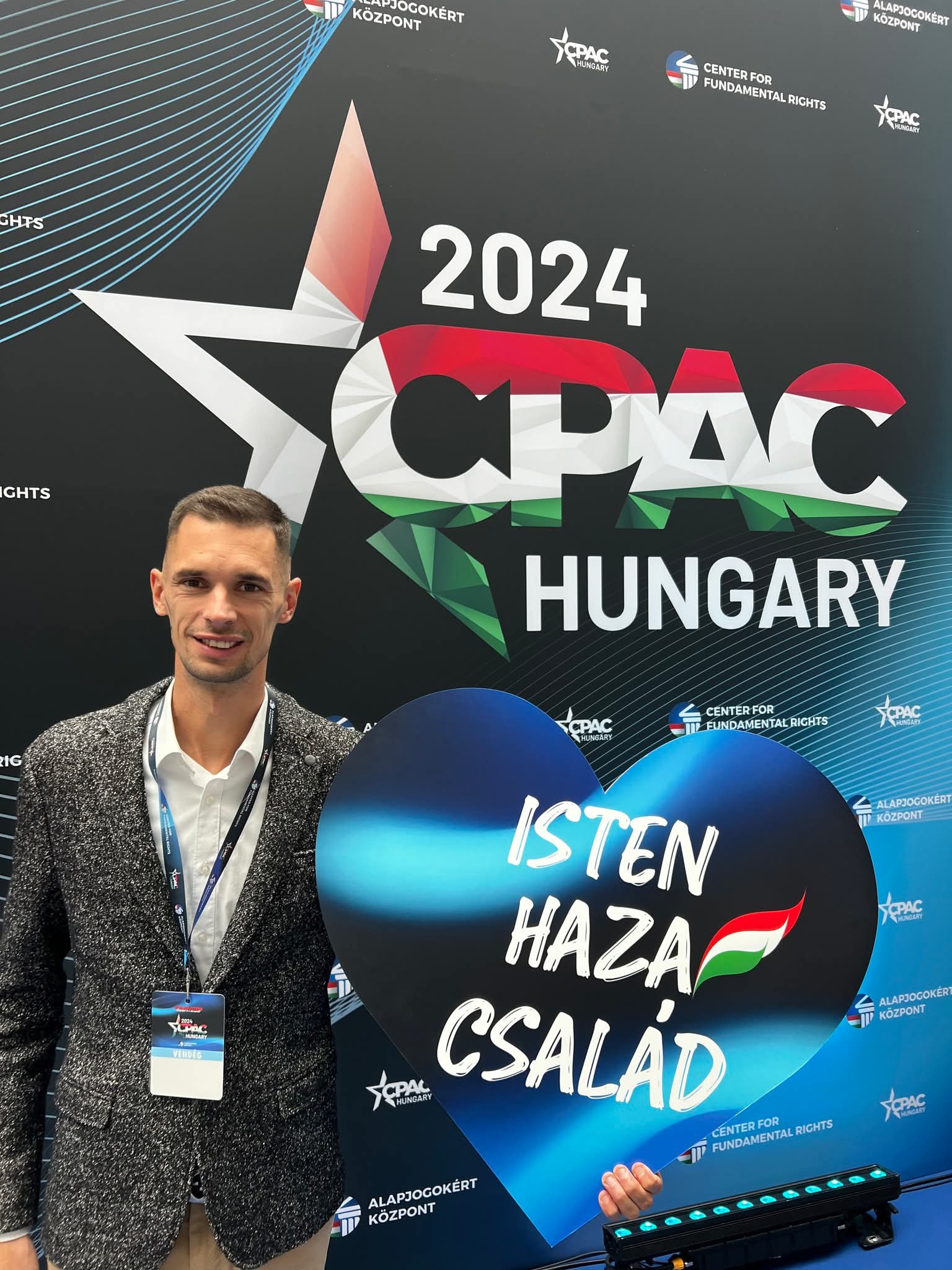 Kérdésekre bohóc emoji – így válaszolt egy fideszes politikus